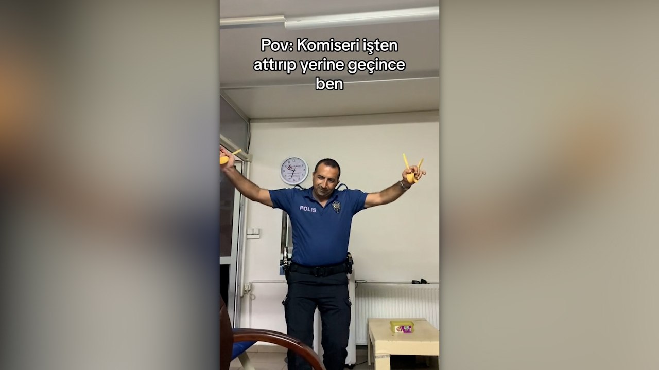 Karakol da sosyal medyada: Üniformalı polis memuru kaşık dansı yapıyor