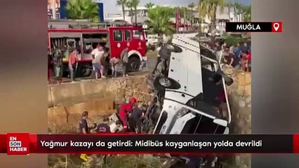 Muğla'da yağmur kazayı da getirdi: Midibüs kayganlaşan yolda devrildi