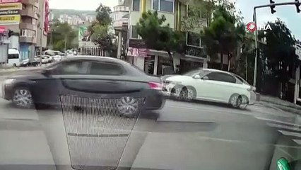 Download Video: Motosiklet sürücüsü araca çarpıp böyle savruldu