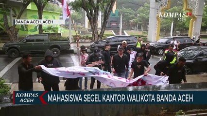 Mahasiswa Segel dan Bakar Ban di Kantor Walikota Banda Aceh