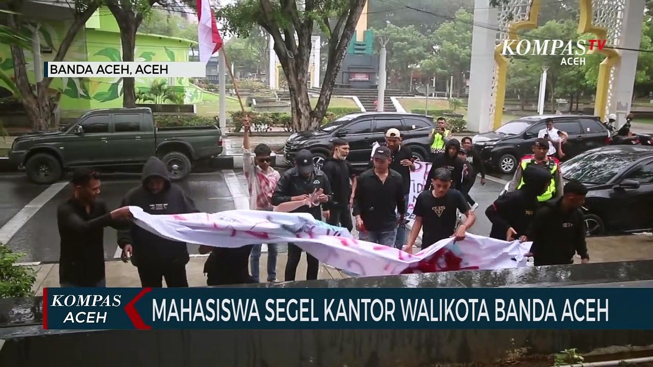Mahasiswa Segel dan Bakar Ban di Kantor Walikota Banda Aceh