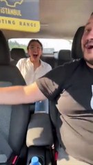 Turist ile taksicinin iç ısıtan müzikli eğlencesi