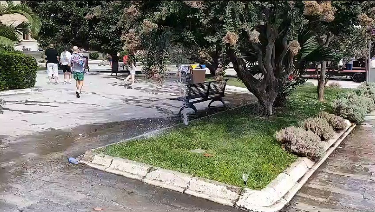 Salta un tubo per l'irrigazione, crocieristi a passeggio nella "piscina" di Piazza Unione Europea