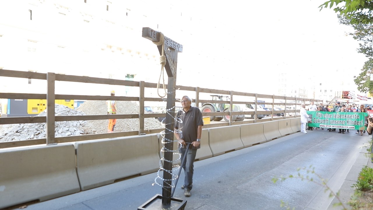 Demo zu Teichtmeister-Prozess mit Galgen und abgeschnittenem Penis