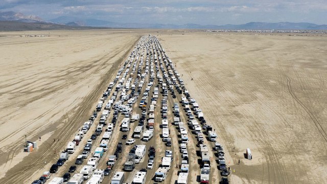 Burning Man : les images spectaculaires de l’évacuation de milliers de festivaliers