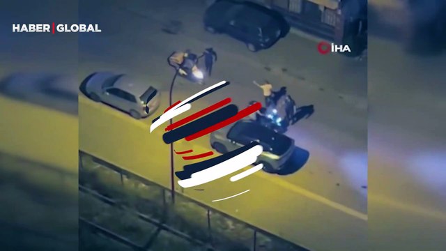 Kadıköy’de iki grubun tekmeli yumruklu kavgası kamerada
