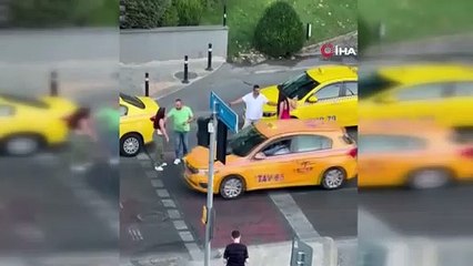 O anlar böyle kaydedildi! Taksici ve kadın müşteriler böyle kavga etti