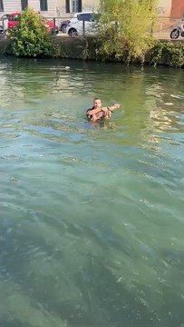 Il bassotto Attila salvato da un poliziotto nel Naviglio
