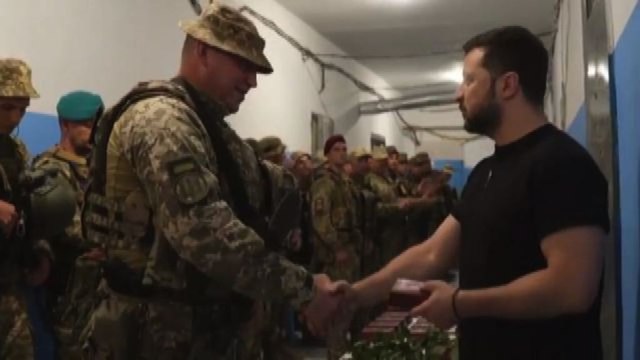 Ucraina, Zelensky visita i soldati al fronte nel Donetsk