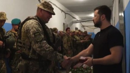 Ucraina, Zelensky visita i soldati al fronte nel Donetsk
