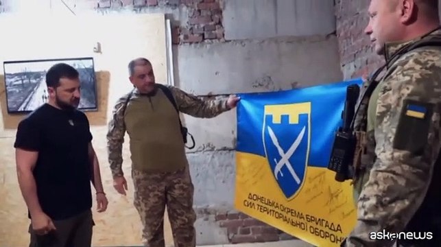 Ucraina, Zelensky visita i soldati al fronte nel Donetsk