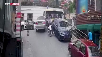 Esnafın caddeye döktüğü yağ sürücü ve yayaları zorladı