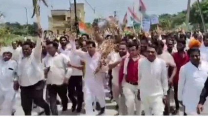 धार: विधायक के साथ सूखी फसल हाथ में लेकर पहुंचे किसान,तहसीलदार को दिया ज्ञापन