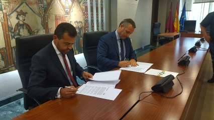 Los portavoces de Vox y PP, este martes, firmando el acuerdo de gobernabilidad en la Asamblea Regional.