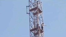 बीकानेर: मोबाइल टावर पर चढ़े तीन युवक, पुलिस पहुँची मौके पर, जानिए क्यों? देखें वीडियो