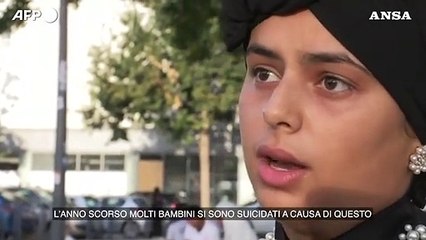 Abaya vietata nelle scuole in Francia, gli studenti: "Non e' un indumento religioso"