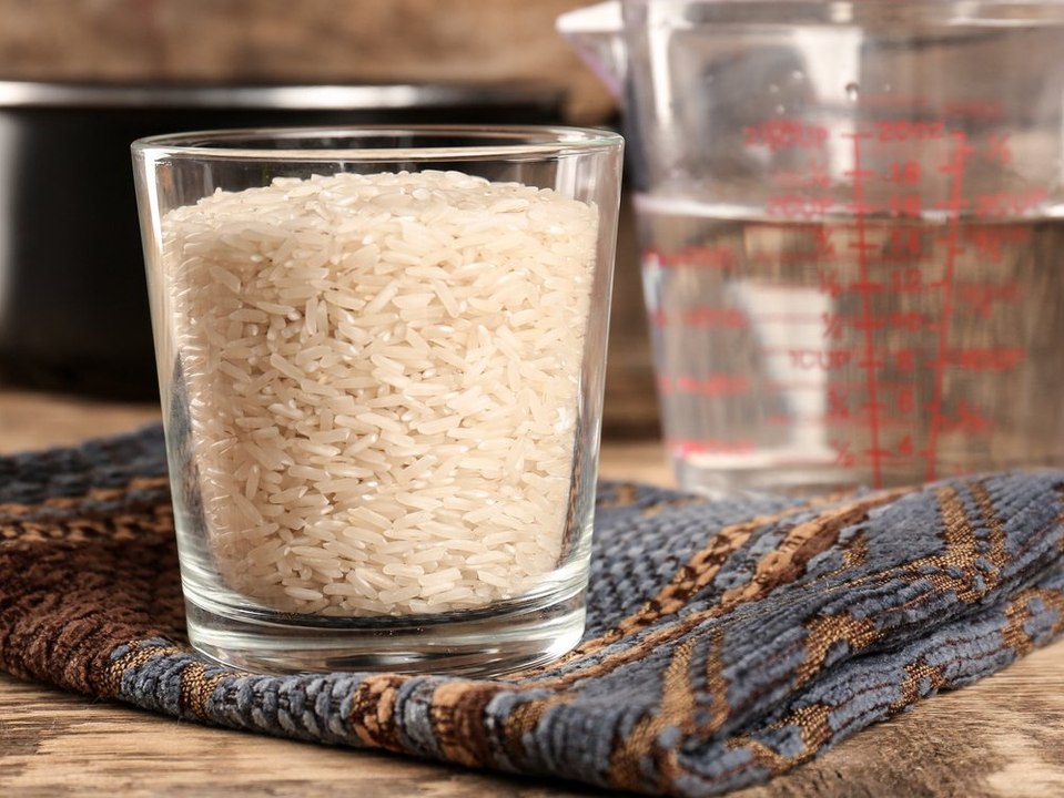 Geheimtrick: Darum sollte ein Glas Reis in den Kleiderschrank