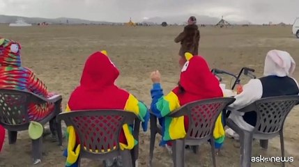 Il lungo esodo dei 70mila bloccati nel fango al "Burning Man"