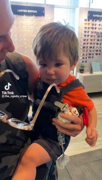Bambino cieco indossa per la prima volta gli occhiali e vede i genitori