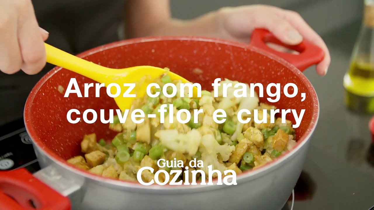 Uma panela: arroz com frango, couve flor e curry