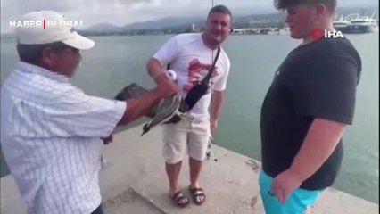 Zor anlar yaşattı! Balıkçıların oltasına bu kez balık değil martı takıldı