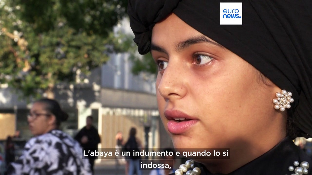 La Francia vieta l'abaya nelle scuole, l'attacco di Macron