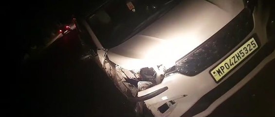 तेज रफ्तार ट्रक ने कार में मारी टक्कर, घटना के बाद भागा ट्रक, नौगांव में पकड़ा