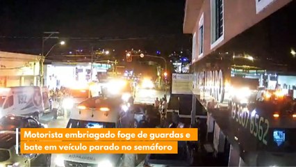 Motorista embriagado foge de guardas e bate em veículo parado no semáforo