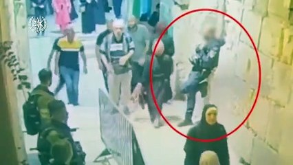 İsrail polisi Filistinli kadını acımasızca yere vurdu!