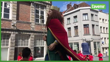 Les géants dansent pour les porteurs du Serment de l'Bancloque et pour Jeanne, à Tournai