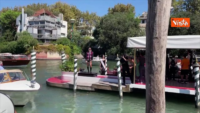 Venezia 80, Arianna Montefiori arriva al Lido per la Mostra del Cinema. Per lei look da collegiale