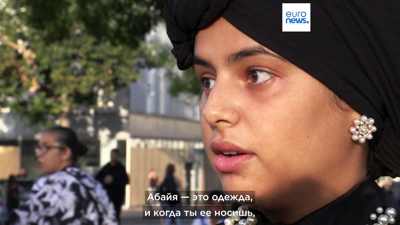 Франция: сотни школьниц пришли на занятия в аба...