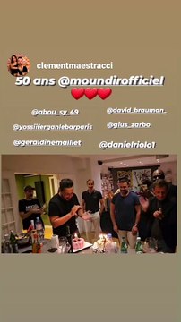 Dessus, on peut voir Géraldine Maillet et Daniel Riolo tandis que Moundir souffle ses bougies