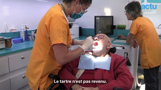 Ce cabinet dentaire ambulant soigne les personnes âgées