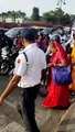 देखें वीडियो : जयपुर ट्रैफिक पुलिस के मानवीय चेहरे की, बुजुर्ग महिला के लिए रोक दिया चारों तरफ ट्रैफिक