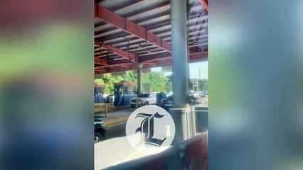 Gran taponamiento tras accidente de un camión de arena en el elevado de la autopista 30 de Mayo