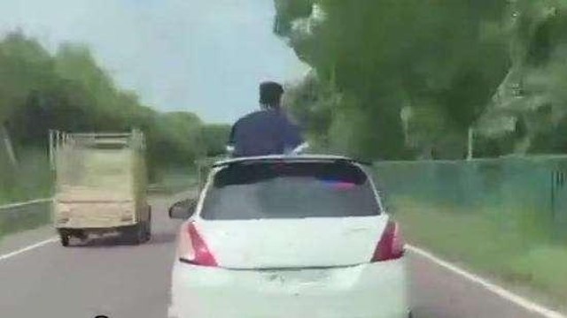 लखनऊ: चलती कार पर स्टंट करते युवक का वीडियो हुआ वायरल, पुलिस ने की कार्यवाही