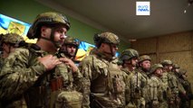 El presidente Volodímir Zelenski visita a las tropas ucranianas en el frente