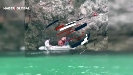 Kayalıklarda mahsur kalan köpeği gezi teknesi çalışanları kurtardı