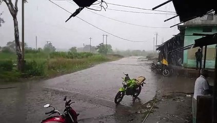 मुरझाती फसलों के लिए जीवन बनकर बरसा पानी