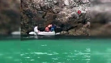 Kuşadası'nda kayalıklarda mahsur kalan köpek kurtarıldı