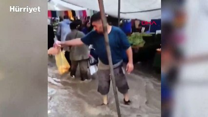 Arnavutköy'de sağanak yağış! Pazar yerini su bastı