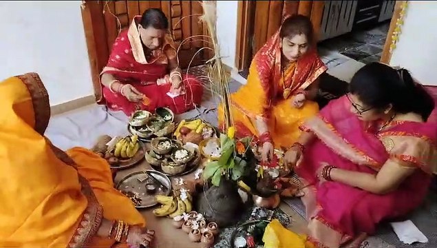 पुत्र के दीर्घायु की कामना लिए महिलाओं ने की पूजा