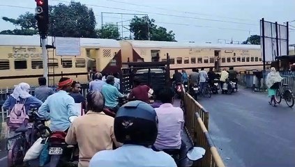 रेलवे क्रॉसिंग में जाम से परेशान हो रहे लोग