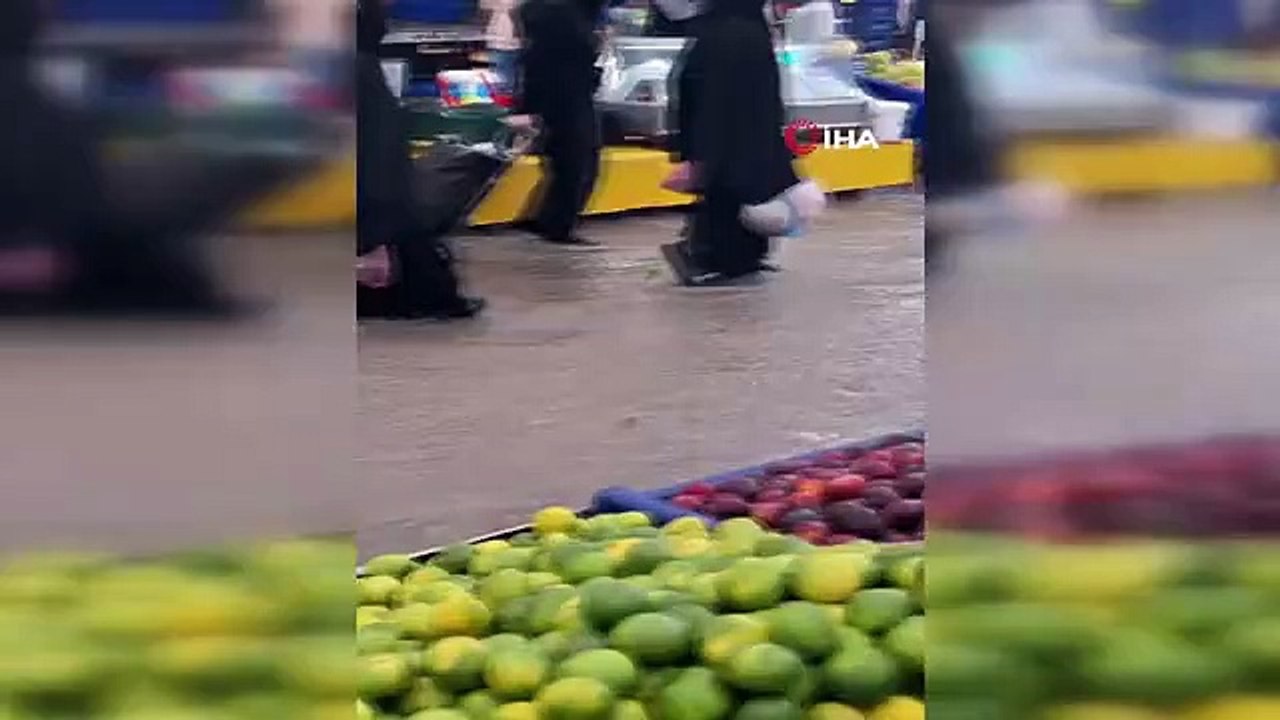 İstanbul Arnavutköy'de Sağanak Yağış: Caddeler Göle Döndü