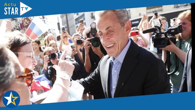 Nicolas Sarkozy Carla Bruni sensuelle en robe estivale et son discret fils Jean à ses côtés, devan