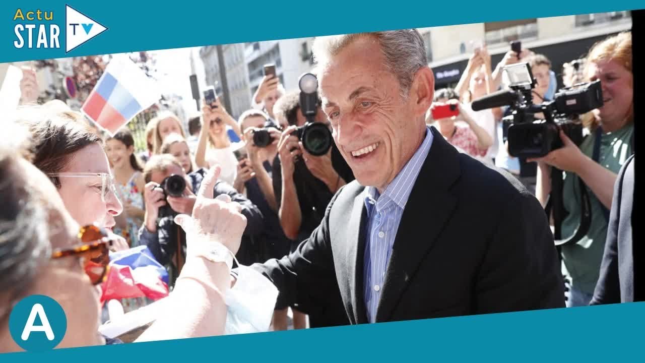Nicolas Sarkozy  Carla Bruni sensuelle en robe estivale et son discret fils Jean à ses côtés, devan