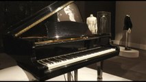 Il pianoforte a coda e altri memorabilia di Freddie Mercury all'asta