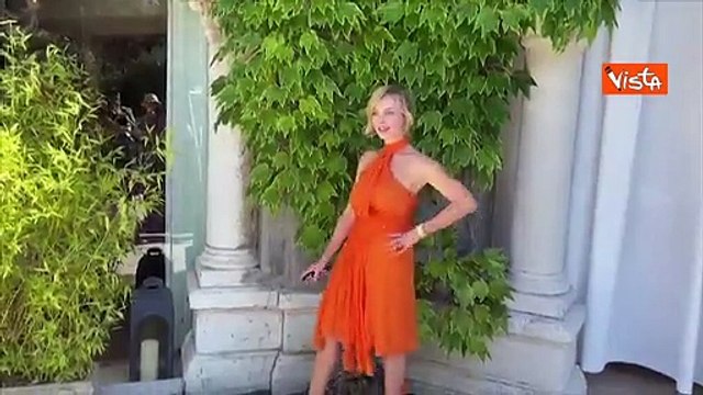 Venezia 80, Violante Placido in posa per i fotografi alla Mostra del Cinema al Lido