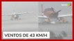 Homens se seguram em aviões durante temporal que derrubou hangar no Aeroporto da Pampulha